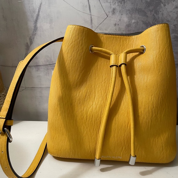 Calvin Klein yellow bucket bag - Picture 10 of 10